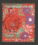 Sellos de Europa - Croacia -  818 - costumbre tradicional de Sunja, flores