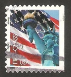 Sellos de America - Estados Unidos -  bandera y estatua de la libertad