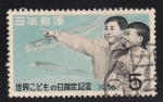 Stamps : Asia : Japan :  Chicos con peces.