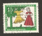 Stamps Germany -  353 - Escena de La Cenicienta, vestido de baile