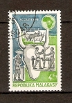 Stamps Africa - Madagascar -  COLABORACIÓN   DE   LOS   SCOUTS