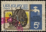 Sellos de America - Uruguay -  100 años de agua potable en la ciudad de Montevideo. Antiguo aguatero en carreta