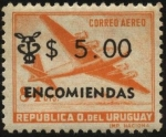 Sellos de America - Uruguay -  Avión cuatrimotor. Sobreimpreso encomiendas.