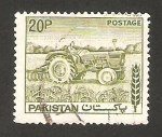 Stamps Pakistan -  un tractor en el campo