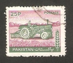 Stamps : Asia : Pakistan :  un tractor en el campo