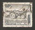 Stamps Pakistan -  un tractor en el campo