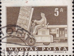 Sellos de Europa - Hungr�a -  transportando correo en la estacion