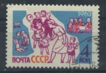 Sellos de Europa - Rusia -  Scott 2699 - Niños que estudian y trabajan