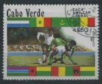 Sellos de Africa - Cabo Verde -  Scott 443 - Jugadores de futbol y banderas