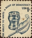 Stamps : America : United_States :  La capacidad de escribir una raíz de la democracia. Tintero y pluma.
