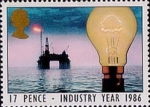 Sellos de Europa - Reino Unido -  Industry Year 17p Stamp (1986) Light Bulb and North Sea Oil Drilling Rig (Energy)