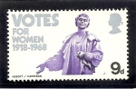 Sellos de Europa - Reino Unido -  50 aniversario del voto femenino. Estatua de Sylvia Pankhurst.