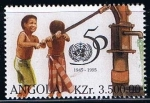 Sellos de Africa - Angola -  Scott  966  Niños bonbeando agua