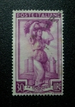 Stamps Italy -  Mujer Transportando Uvas