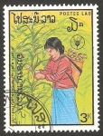 Stamps : Asia : Laos :  825 - recogida de maiz