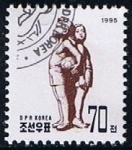 Stamps North Korea -  Scott  3506  niño y niña comparando sus estaturas