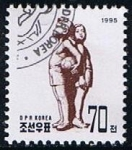 Sellos de Asia - Corea del norte -  Scott  3506  niño y niña comparando sus estaturas