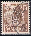 Sellos de Europa - Dinamarca -  Scott  234  Carabela (2)