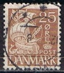 Sellos de Europa - Dinamarca -  Scott  234  Carabela (4)