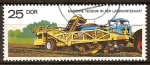 Sellos de Europa - Alemania -  Tecnologia moderna en la agricultura- cosechadora-cargadora de patatas (DDR)