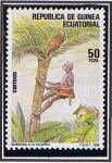 Sellos de Africa - Guinea Ecuatorial -  Scott  118  Trepar a la palmera