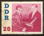 Stamps Germany -  Titov cosmonauta sovietico recibe de Walter Ulbricht, la Karl-Marx-Orden(DDR)