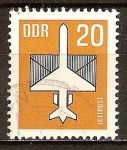 Sellos de Europa - Alemania -  Correo aéreo.Avión y el sobre (las alas son parte de la dotación)DDR