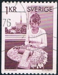 Stamps : Europe : Sweden :  SERIE BÁSICA.BORDADORA DE ENCAJES. Y&T Nº 918