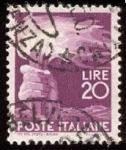 Sellos de Europa - Italia -  Hand holding a torch