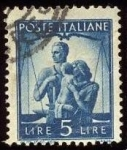Sellos de Europa - Italia -  Pair with girls and scales of justice