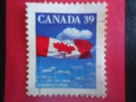 Stamps : America : Canada :  Bandera de Canadá - Bandera de Canadá  sobre las Nubes 