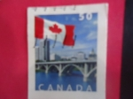 Stamps Canada -  Bandera de Canadá - Puente de Broadway, en la Ciudad de saskatoon, provincia de saskatchewan- Canadá