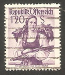 Stamps Austria -  892 - Traje típico del bosque vienes