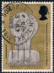 Stamps : Europe : United_Kingdom :  INVESTIDURA DEL PRINCIPE DE GALES EN EL CASTILLO DE CAERNARVON. CRUZ CÉLTICA, ABADÍA DE MARGAM. Y&T 