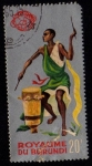Stamps : Africa : Burundi :  Nativo tocando el tambor. Fondo plateado.