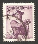 Stamps Austria -  900 - Traje típico de Zillertal