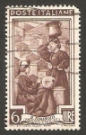 Stamps Italy -  576 -  Bordadora y cantinera con agua (filigrana A)