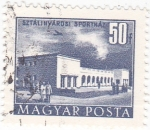 Sellos de Europa - Hungra -  edificio en Sztalinyarosi Sporthaz