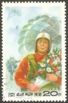 Sellos de Asia - Corea del norte -  1351 - Paracaidista con un ramo de flores