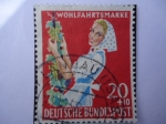 Stamps Germany -  WOHLFAHRTSMARKE- Viticultor con Uva y Vino . Bienhechores de la Humanidad.