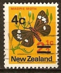 Sellos de Oceania - Nueva Zelanda -  Nyctemera annulata (polilla).