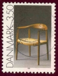 Sellos de Europa - Dinamarca -  1991 Arte decorativo danes. Silla de Wegner - Ybert:1010