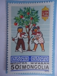 Stamps Mongolia -  Niños Atendiendo Árbol de frutas