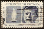 Sellos de America - Estados Unidos -  John Fitzgerald Kennedy y el resplandor de esa llama podrá en verdad iluminar al mundo.