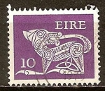 Stamps : Europe : Ireland :  Perro estilizado (broche).