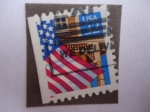 Sellos de America - Estados Unidos -  Bandera y Casa de Madera.