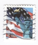 Sellos de America - Estados Unidos -  Bandera de Estados Unidos y estatua de la libertad