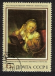 Stamps : Europe : Russia :  La mujer REMBRANDT. La mujer joven intenta poner los pendientes. 1654