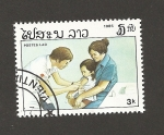 Sellos de Asia - Laos -  Enfermera vacunando niño