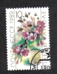 Stamps Russia -  Las abejas, las flores y la colmena